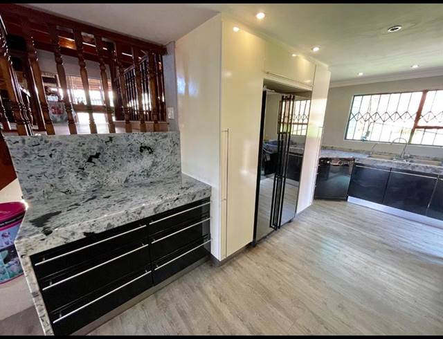 5 BEDROOM HOUSE FOR SALE IN NOORDHEUWEL
